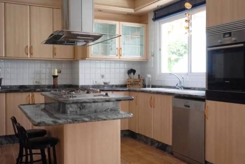 Gezellige Villa Met Prachtig Zicht En Zwembad Arona  Exterior foto